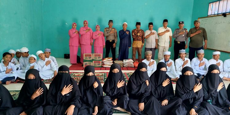 Kapolsek Bilah Hulu AKP Redi Sinulingga saat berkunjung ke Pondok Pesantren Tahfidz Quran Darul Aman Ash Shiddiq.