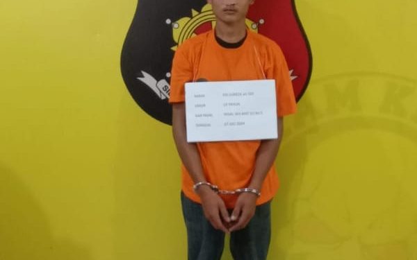 Tersangka Egi dan sejumlah barang bukti saat diamanka ln polisi.