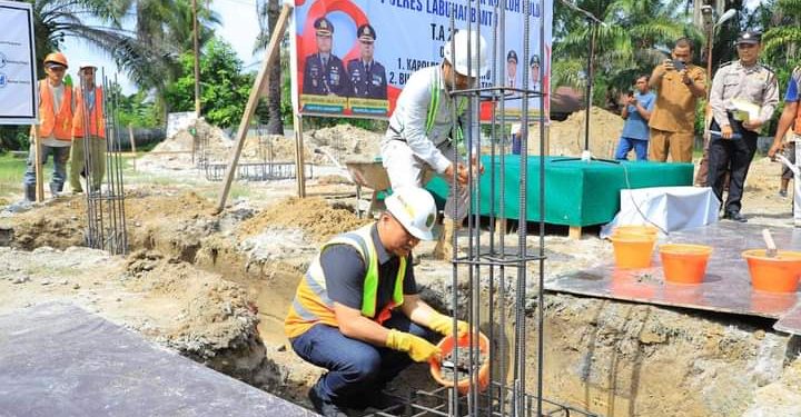 Hendriyanto Sitorus meletakkan batu pertama pembangunan Mako Polsek Kualuh Hulu, Senin (29/7/2024)