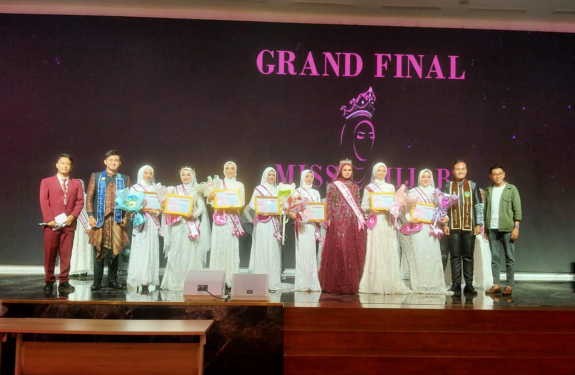 Tampil memukau di Grand Finalis Pemilihan Miss Hijab Sumatera Utara tahun 2024,