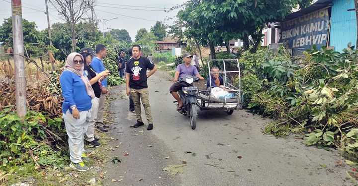 Camat Siantar Martoba (pria baju hitam) dan Lurah Pondok Sayur (pakai jilbab) disela-sela kegiatan gotong royong.