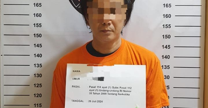 Tersangka Asiang saat diamankan polisi.