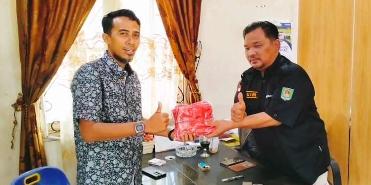 Pemkab Asahan Serahkan Bendera Merah Putih Kepada SMSI Astab