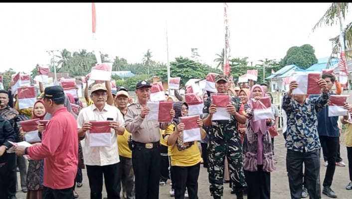 Camat dan Forkopincam Meranti Bagi Bendera Merah Putih ke Warga