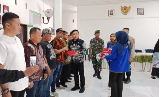 Camat Pulau Rakyat Asahan Bagikan Bendera Merah Putih