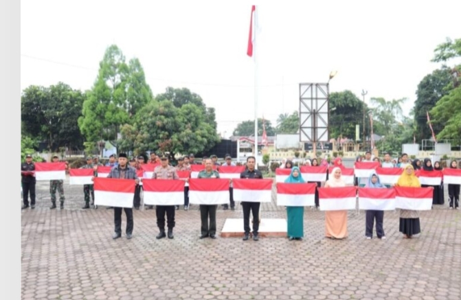 Forkopincam Rahuning Asahan Bagikan Bendera ke Warga