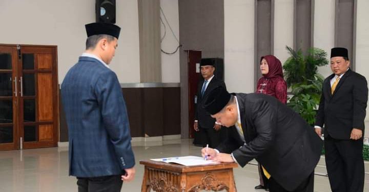 Bupati Labura, Hendriyanto Sitorus, melantik 7 komisioner KPAD Labura.