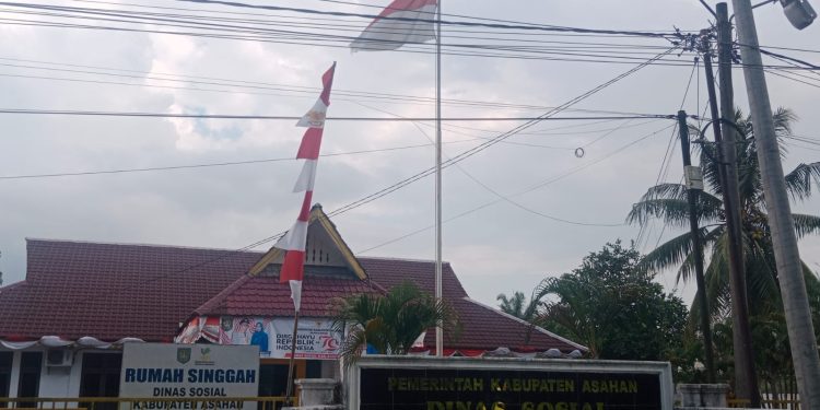 Memalukan, Dinsos Asahan Kibarkan Bendera Merah Putih Yang Sobek dan Kusam