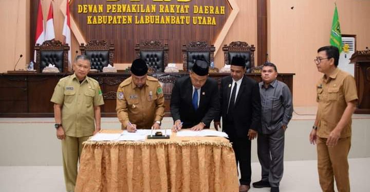 Sekda Labura, H.M Suib, bersama pimpinan DPRD menandatangani KUA Dan PPAS T.A 2025