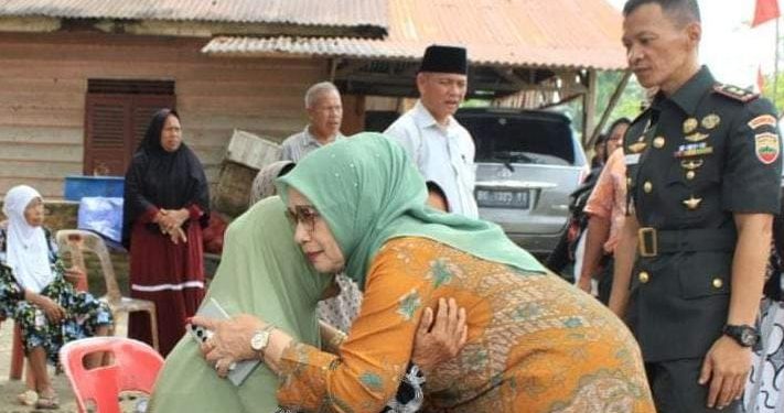 Plt Bupati Labuhanbatu Hj Ellya Rosa Siregar SPd MM saat memeluk salahsatu keluarga korban kebakaran.