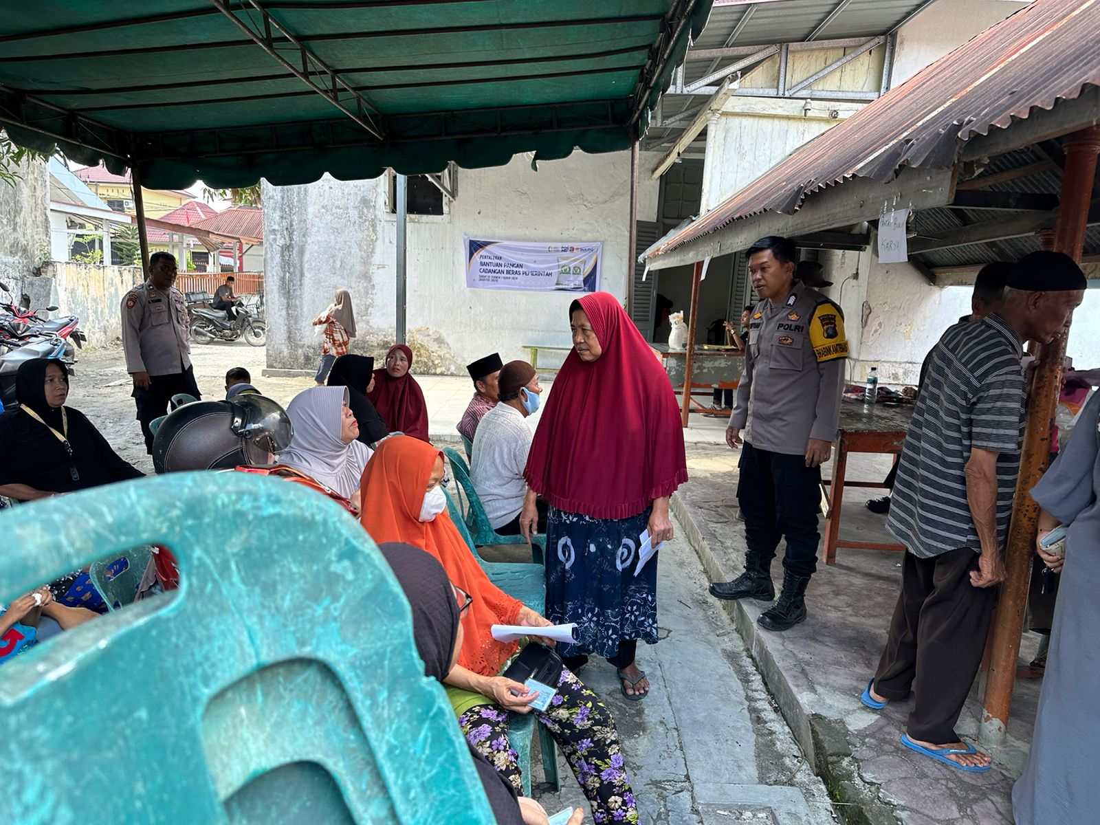 Bhabinkamtibmas Polsek Tanjung Selatan Amankan Pendistribusian Cadangan Beras