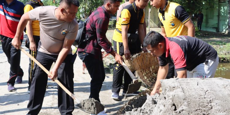 Personil Polres Tanjungbalai Gotong Royong Bangun Sumur Bor