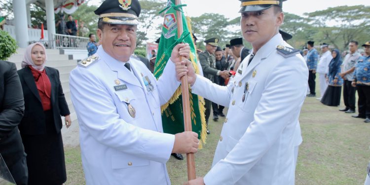 Wakil Bupati Asahan menyerahkan