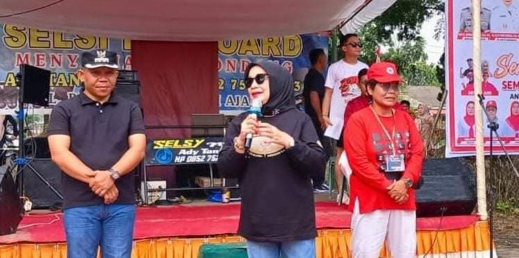 Plt Bupati Labuhanbatu Hj Ellya Rosa Siregar SPd MM (tengah).