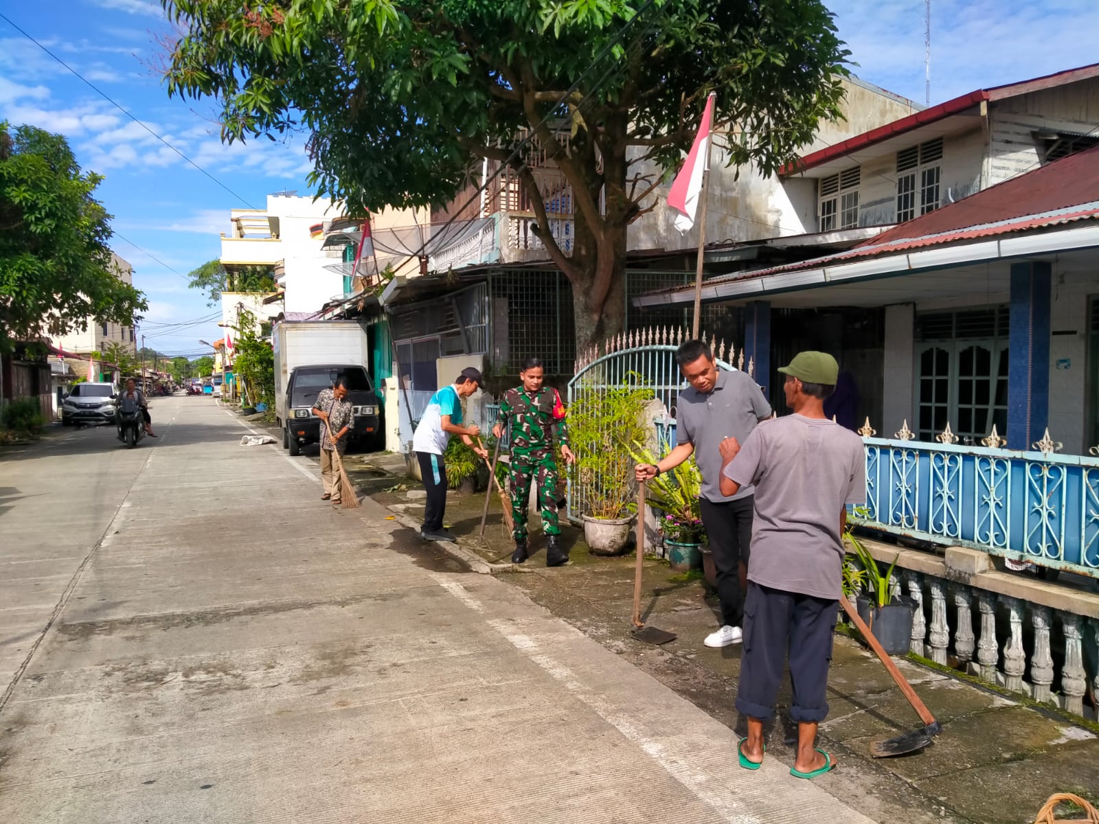 Babinsa Koramil 06/Kota, Sertu Muhammad Mirza bersama Aparat Kelurahan dan warga bergotong royong membersihkan pemukiman di Kelurahan Pancuran Kerambil, Kota Sibolga.