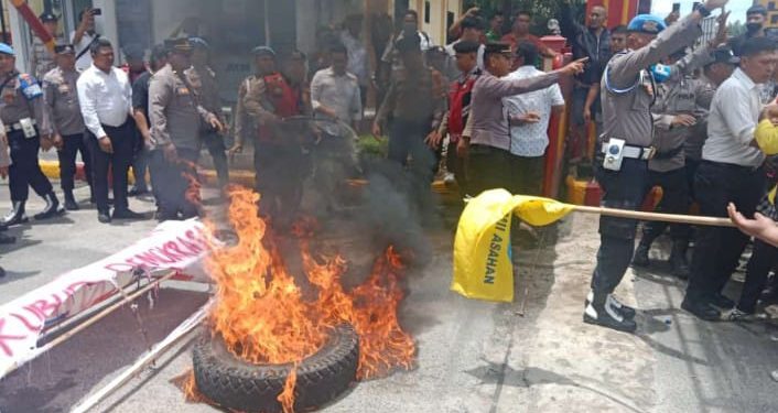 Minta Kapolres Tuntaskan Masalah Narkoba, Demonstran Bakar Ban di Polres Asahan