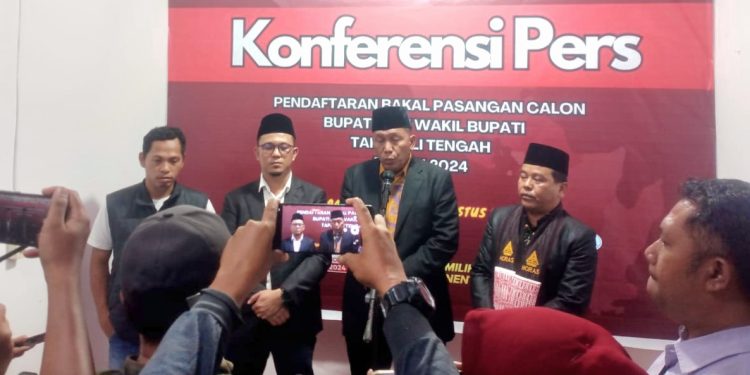 Ketua KPU Kabupaten Tapteng, Wahid Pasaribu didampingi Anggota KPU, Helman Tambunan dan Abdul Haris Nasution beserta Staf KPU dan Bawaslu Tapteng.