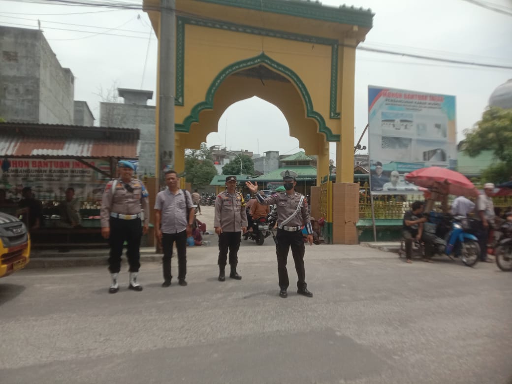 Personel Polres Tanjungbalai Laksanakan Pengamanan dan Monitoring di Masjid.