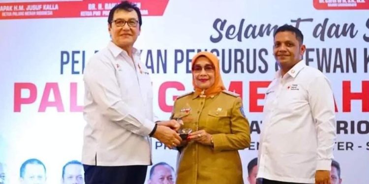 Plt Bupati Labuhanbatu Hj Ellya Rosa Siregar (tengah).