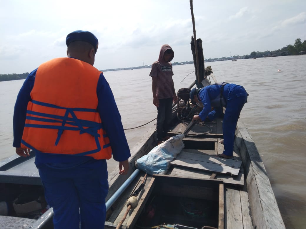 Personel Sat Polairud Polres Tanjungbalai Kejar Kapal Tanpa Nama