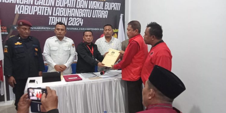 Komisioner KPU, Darwin, mengembalikan dokumen pencalonan bupati dan wakil bupati Ahmad Rijal Munthe dan Darno ke Ketua PDIP Labura, Sunaryo.