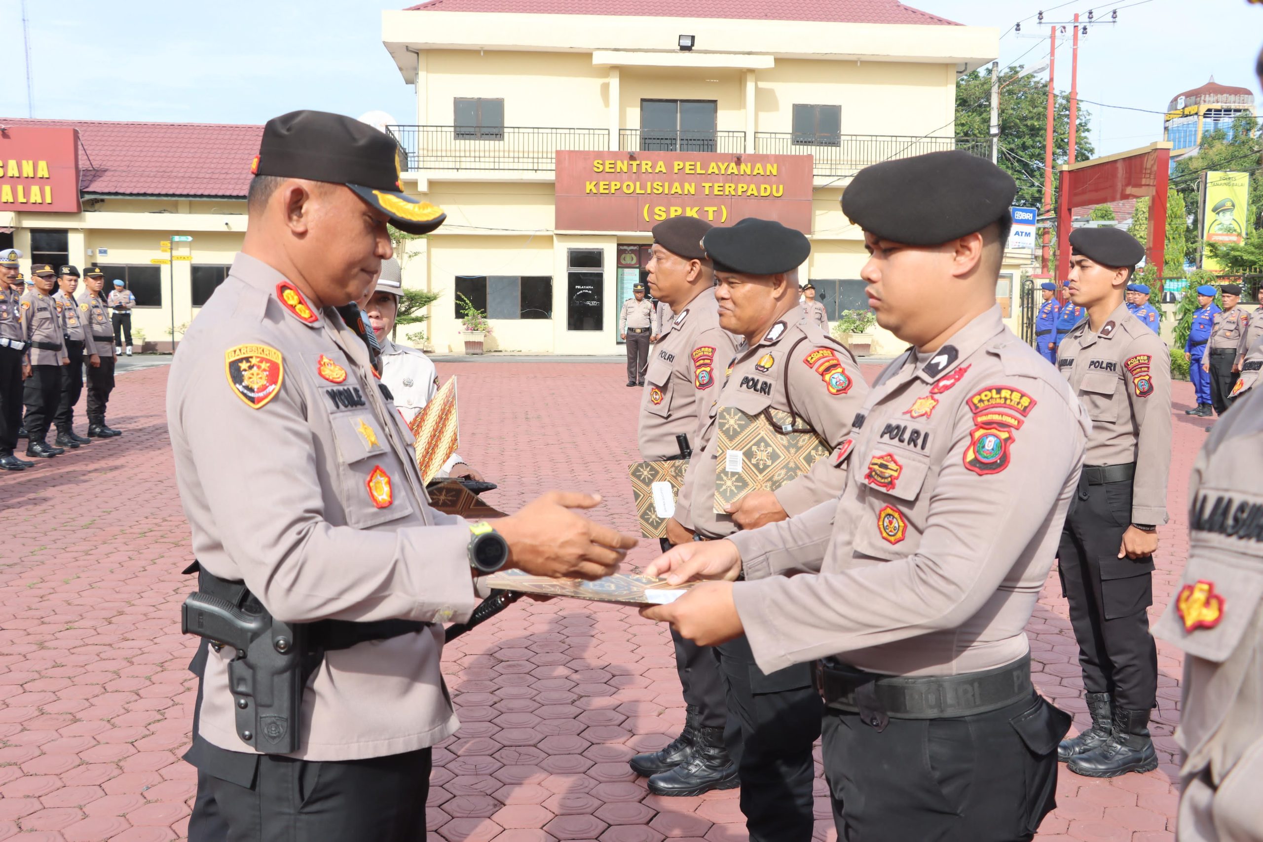 Kapolres Tanjungbalai Berikan Reward Kepada Personil Yang Berprestasi