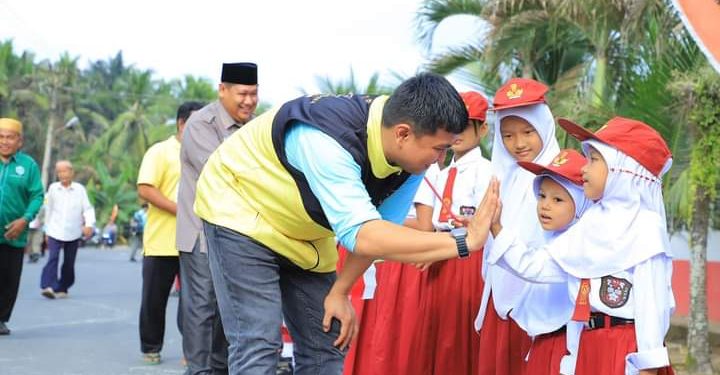 Bupati Labura, Hendriyanto Sitorus, menyapa anak sekolah yang menyambutnya dalam kegiatan Bung Desa ke 18 di Desa Bangun Rejo.