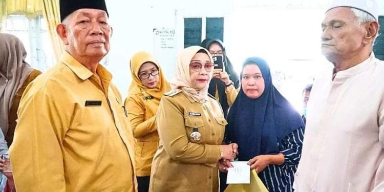 Plt Bupati Labuhanbatu Hj Ellya Rosa Siregar (tengah).