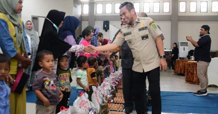 Samsul Tanjung menyerahkan bahan makanan kepada anak-anak stunting