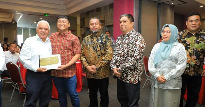 Bupati Labura, Hendriyanto Sitorus, foto bersama dengan pimpinan perusahaan di Labura