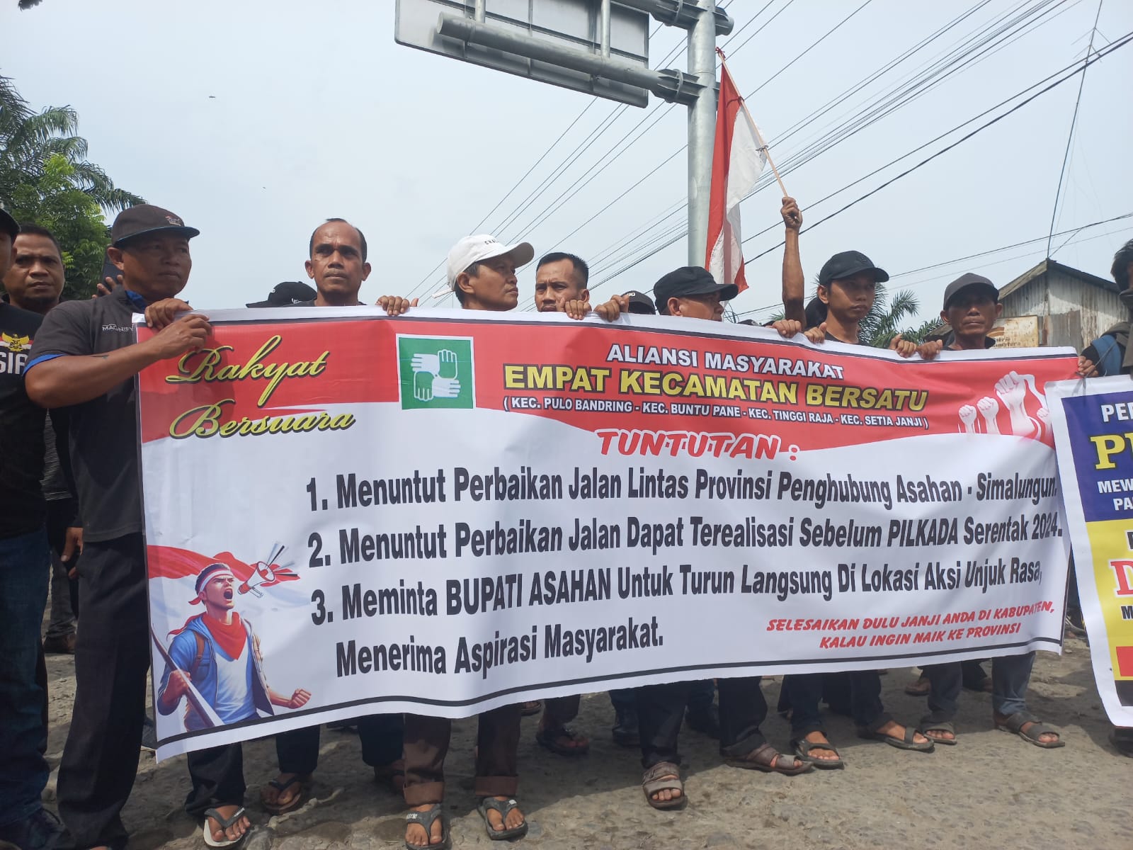 Tuntutan Perbaikan Jalan Warga dari 4 Kecamatan Demo