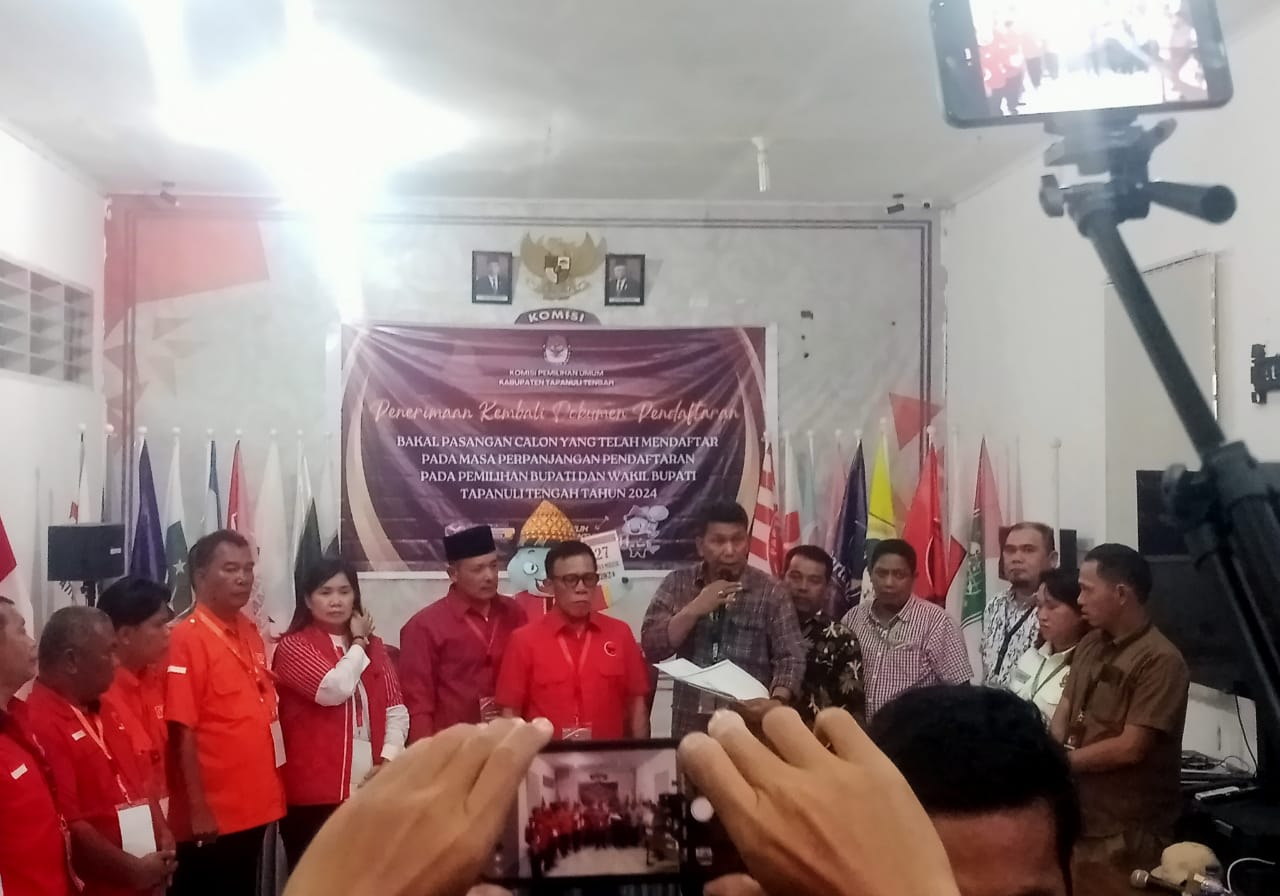 Tim Bakal Paslon Masinton Pasaribu dan Mahmud Efendi Lubis (Mama) saat mengantarkan kembali berkas pendaftaran ke KPU Kabupaten Tapteng. 