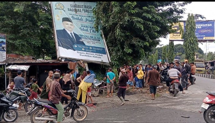 Trailer Hantam Dump Truck di Simpang Bunut Kisaran