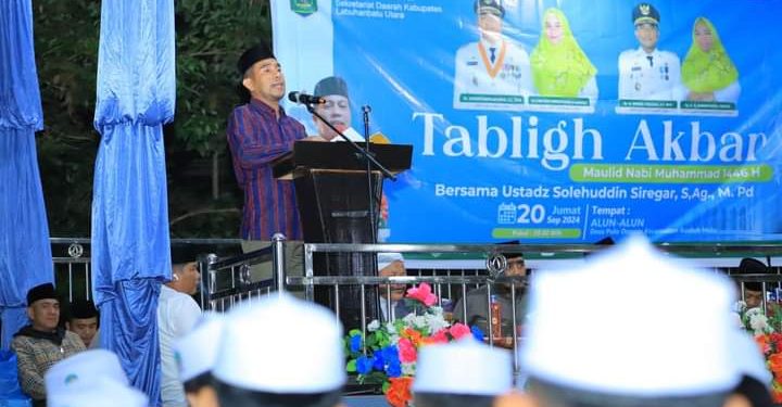 Wakil Bupati Labura, H. Samsul Tanjung, menyampaikan kata sambutan pada acara Tabligh Akbar menyambut Maulid Nabi Muhammad SAW 1446 Hijriyah di Desa Pulo Dogom.