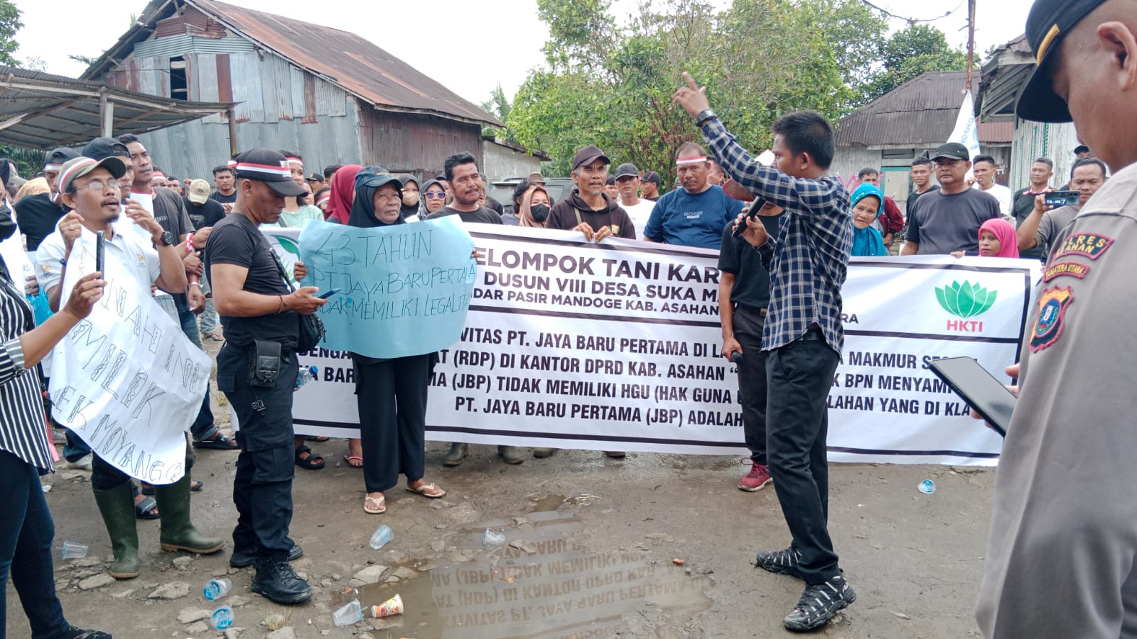 Masyarakat Bandar Pasir Mandoge Unjukrasa dan Segel Kantor PT JBP