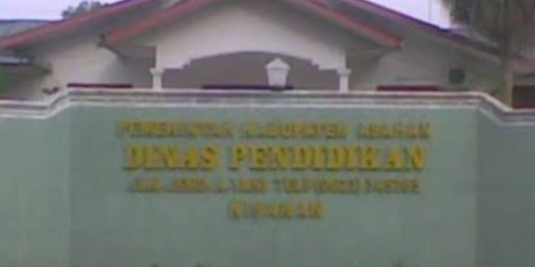 Kabid SMP Disdik Asahan Diduga Tidak Transparan