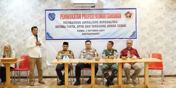 Ketua PWI Labuhanbatu Rony Afrizal saat memberikan kata sambutan pada kegiatan Workshop Peningkatan Profesi Kewartawanan.