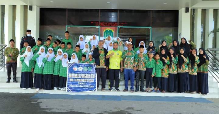 Sekda Labura, Dr. H. Muhammad Suib berfoto bersama Kontingen PORSADIN (Pekan Olahraga dan Seni Antar Diniyah) Kabupaten Labuhanbatu Utara.