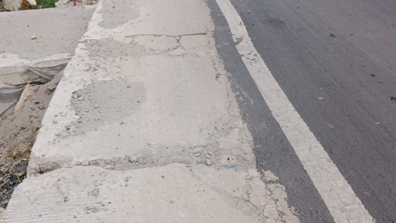 Baru Dibangun, Badan Jalan Cor Beton Sudah Retak