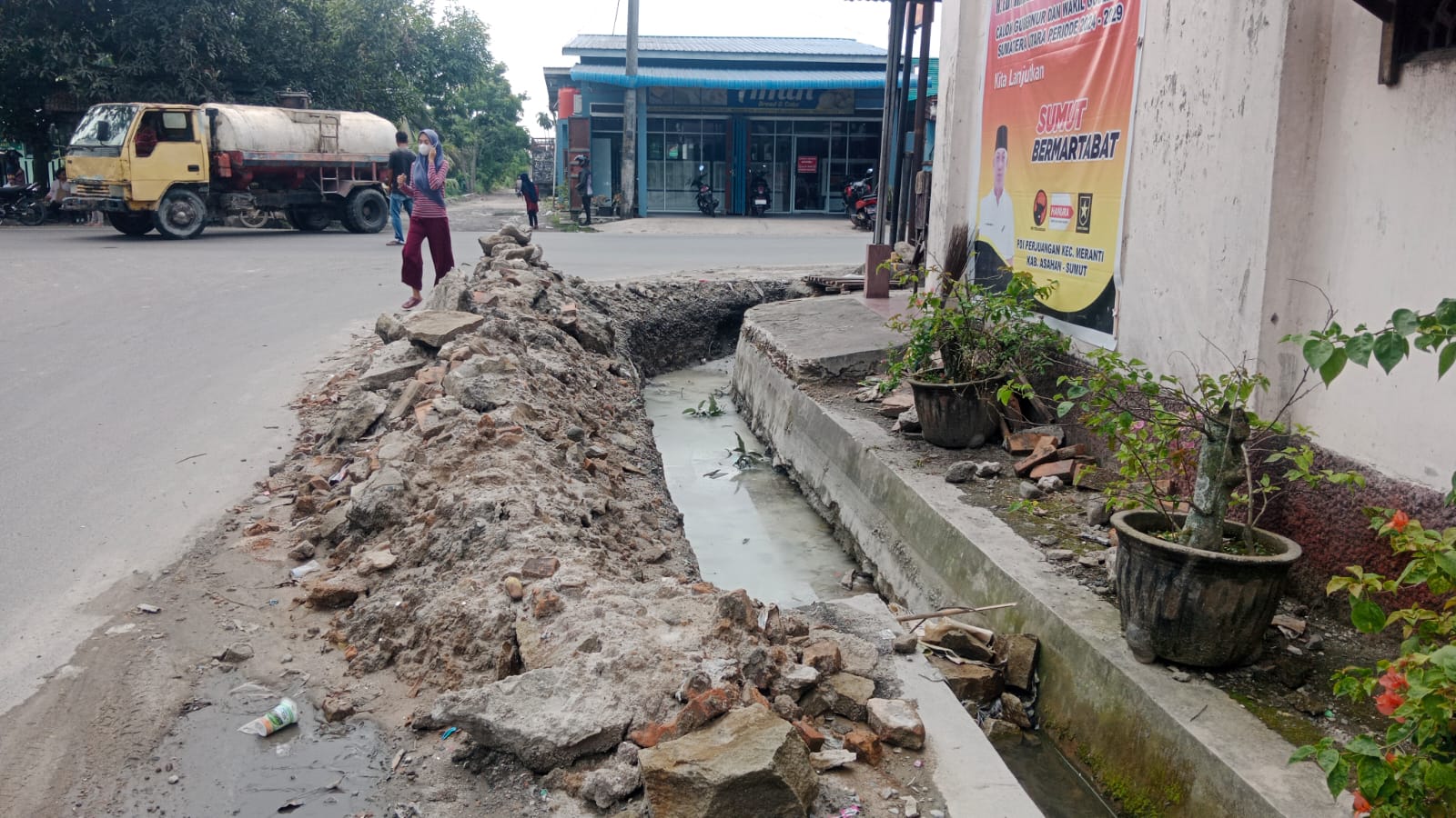 Pengerjaan Drainase Tak Kunjung Tuntas, Warga di Meranti Resah