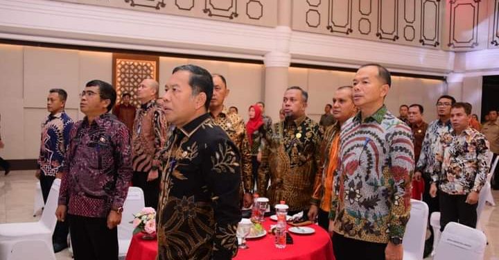 Pjs. Bupati Labura, Mulyono (batik hitam-depan) menghadiri penandatanganan Perjanjian Kerja Sama Antara Pemerintah Daerah Dengan Pemprovsu.