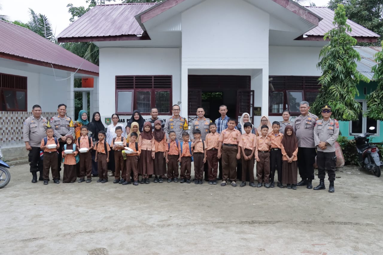 Kapolres Asahan Memberikan Makan Bergizi Kepada Siswa Siswi di SD Tanjung Alam