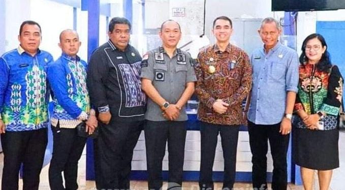 Pjs Bupati Labuhanbatu Faisal Arif saat mengunjungi kantor ULP Rantauprapat.