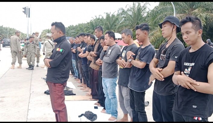 Blokir Pintu Masuk Tol Kisaran-Indrapura, Masyarakat Sholat di Tengah Jalan