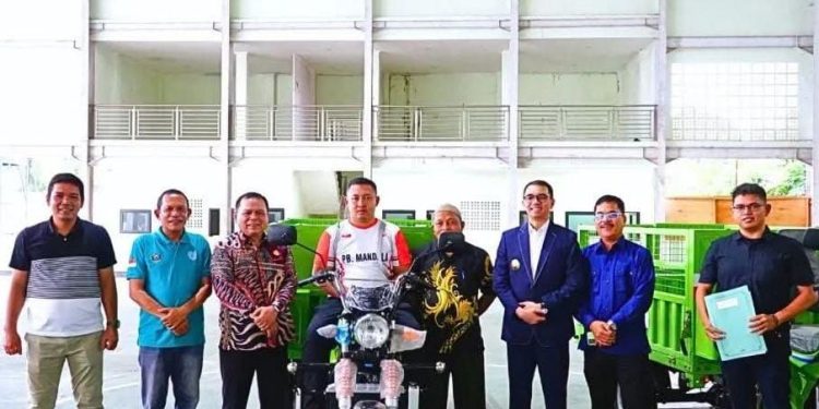 Pjs Bupati Labuhanbatu Faisal Arif Nasution saat menyerahkan becak bantuan program TJSL.