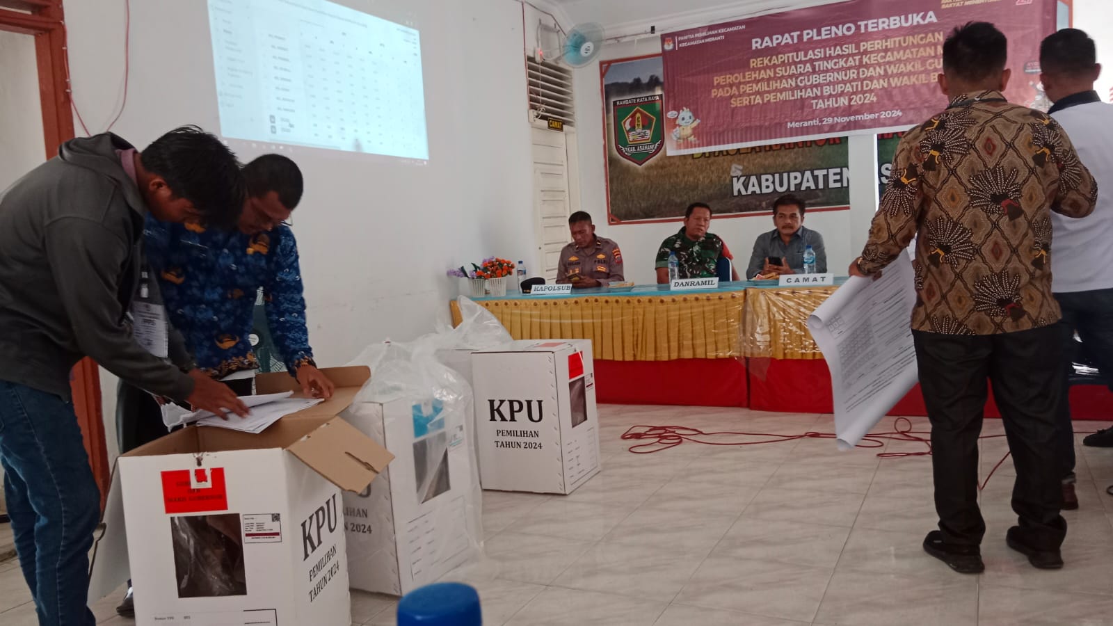 Rapat Pleno Rekapitulasi Hasil Perhitungan Perolehan Suara  di Kecamatan Meranti