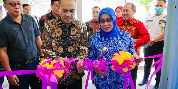 n Direktur Utama RS Adam Malik dr. Zainal Safri, M.Ked(PD), Sp.PD-KKV, Sp.JP(K) bersama Plt. Bupati Labuhan Batu Hj. Ellya Rosa Siregar, S.Pd, M.M meresmikan layanan Cath Lab di RSUD Rantauprapat.