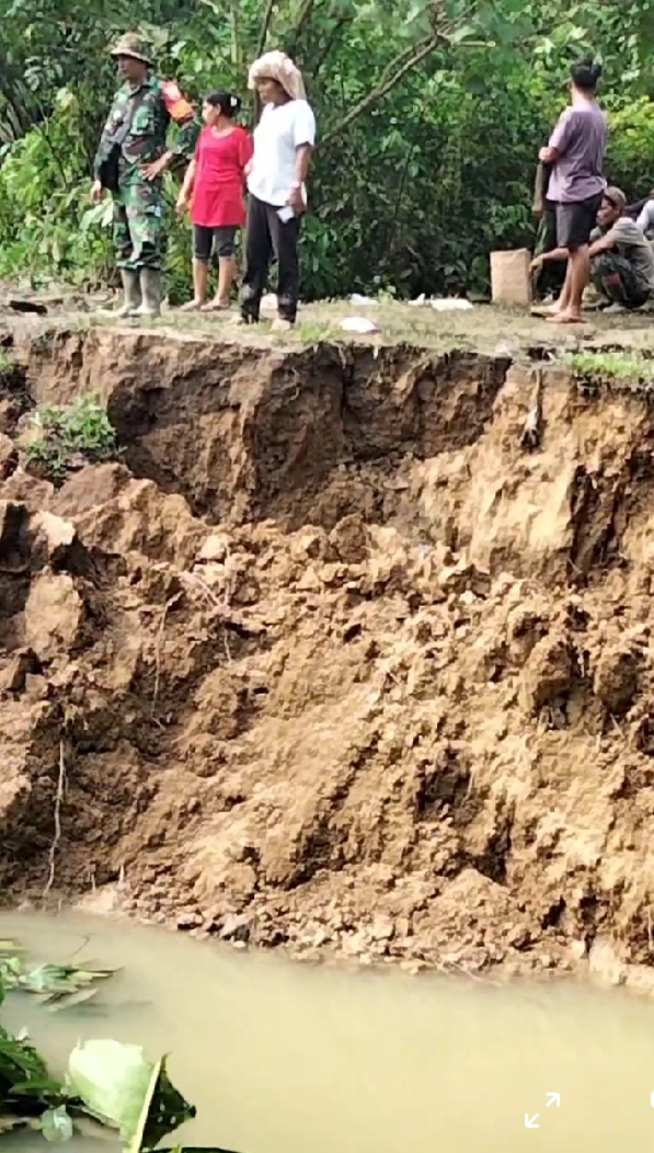 Waduh Tanggul Sungai di Padang Mahondang Asahan Jebol