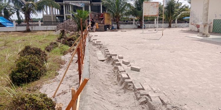 Pemasangan Paving Block di Puskesmas Pembantu Desa Gajah Diduga Asal Jadi