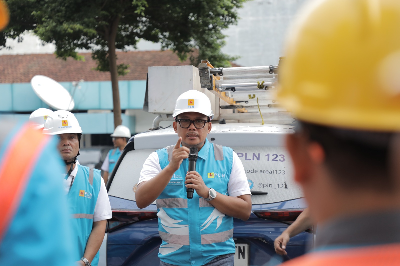 General Manager PLN UID Sumatera Utara, Agus Kuswardoyo saat memastikan kesiapan personil pelayanan Teknik yang siaga 24 Jam melayani kebutuhan listrik demi kenyamanan perayaan Natal 2024 dan Tahun Baru 2025.